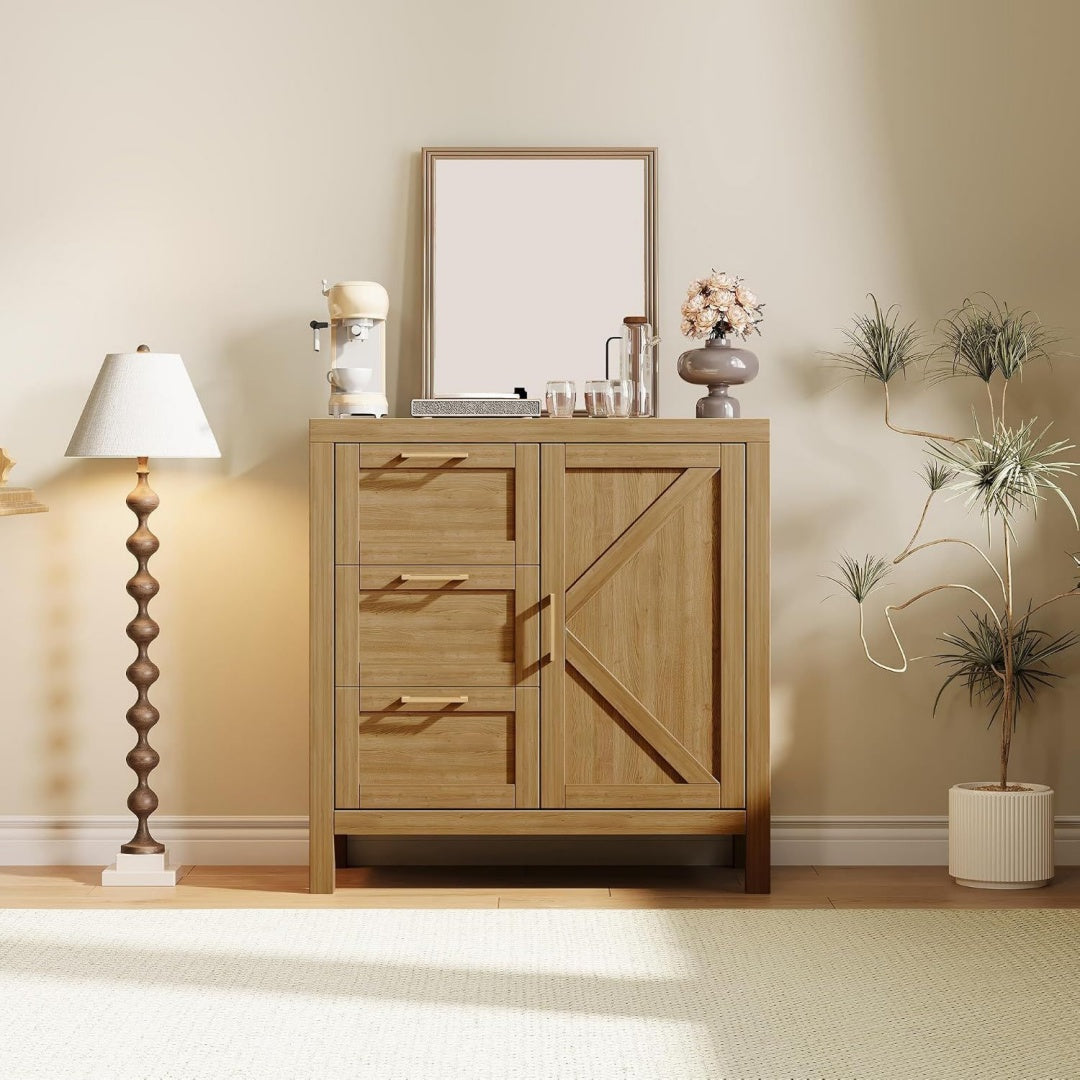 Sideboard verbindet Holzbeine und goldfarbene Griffe