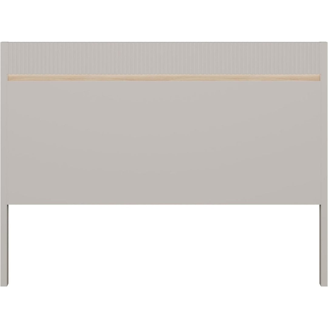 Eine Gestaltung in Kaschmirbeige und Beige und Braun kennzeichnet das Bettgestell