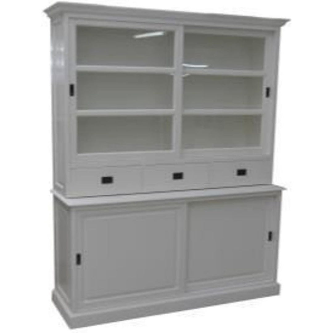 Das Sideboard nimmt mit 180 cm Gestalt an