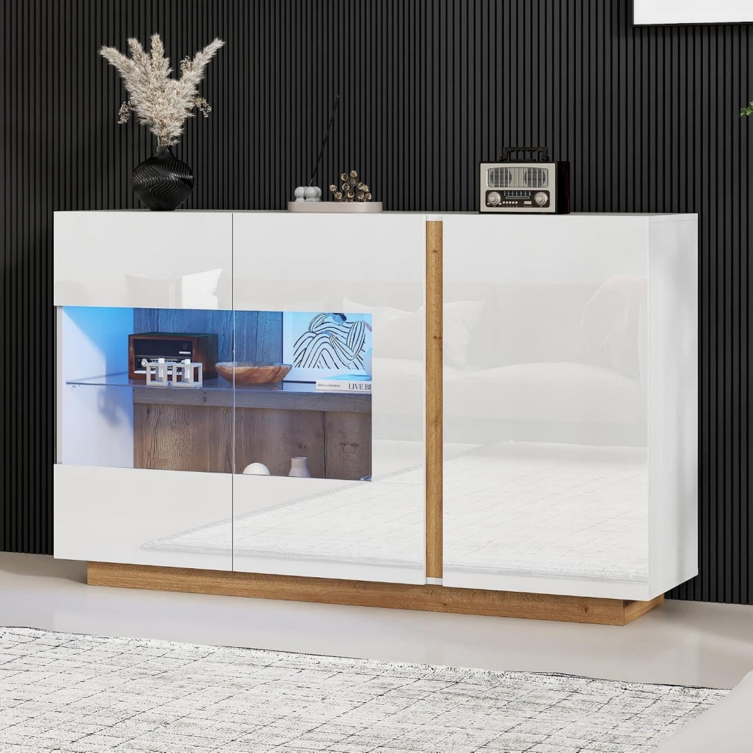 Sideboard verbindet Glastueren und glaenzende Oberflaechen