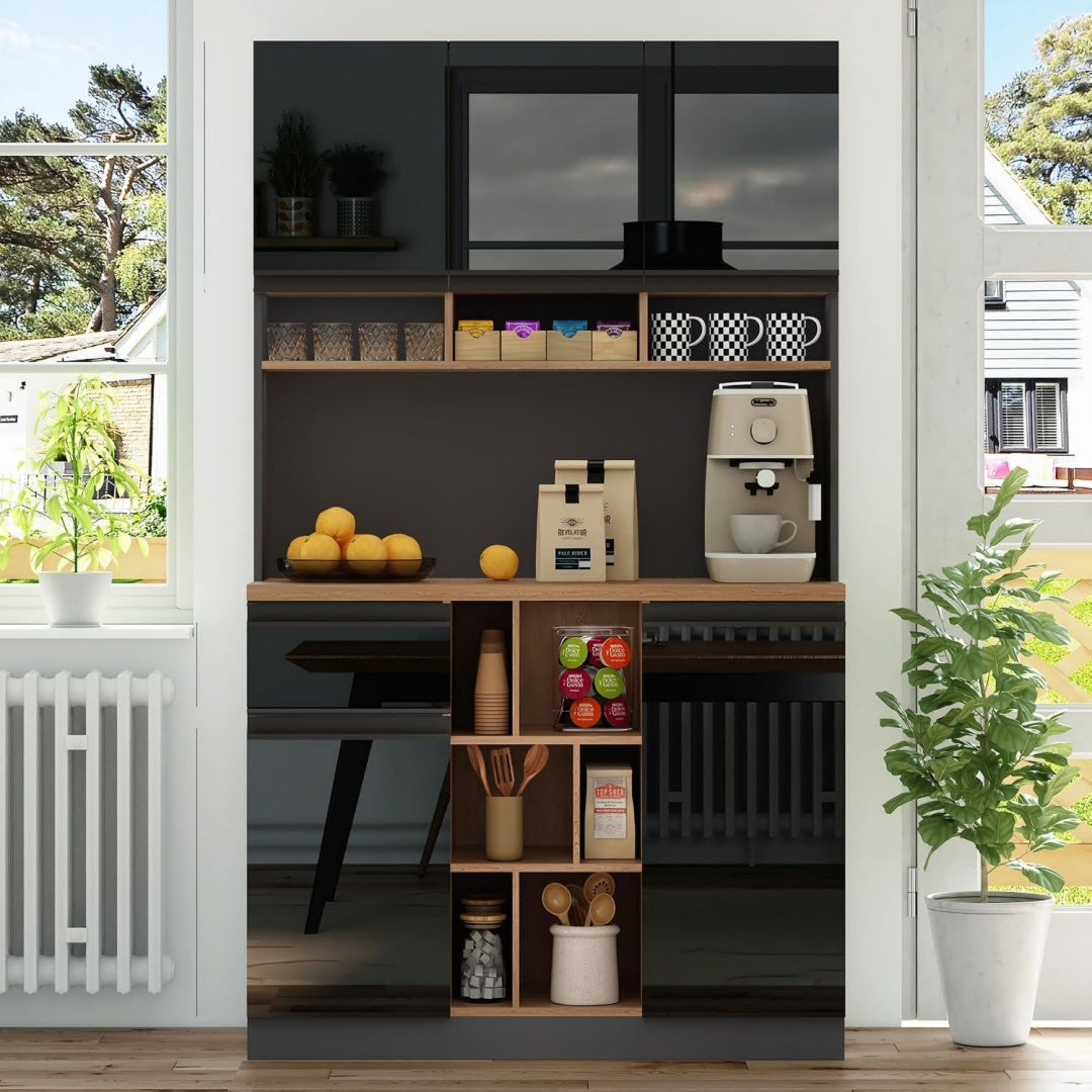 Sideboard mit verstellbaren Ablagen und glaenzenden Oberflaechen