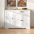 Sideboard verbindet verstellbare Ablagen und Holzoptik