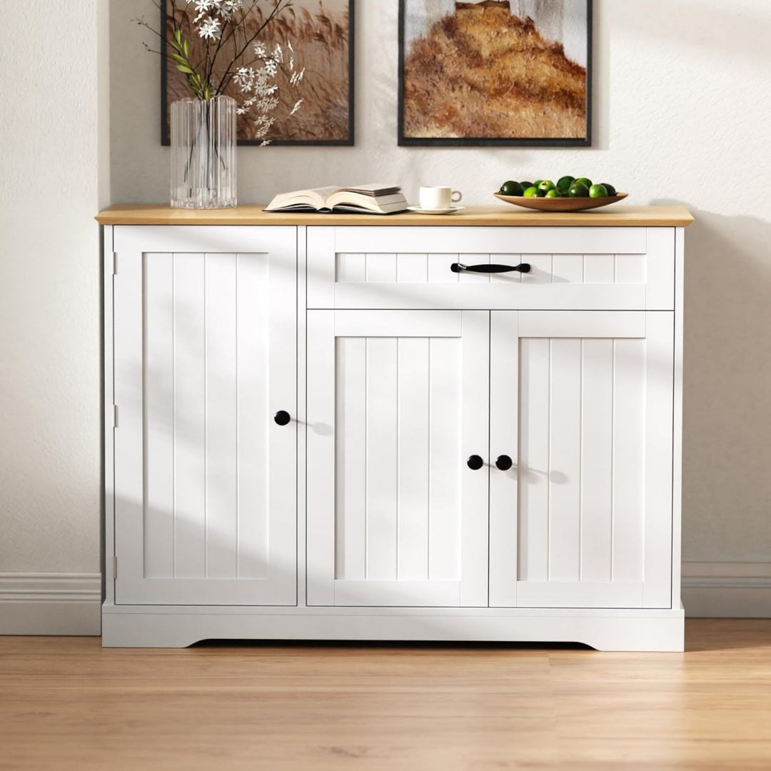 Sideboard verbindet verstellbare Ablagen und Holzoptik