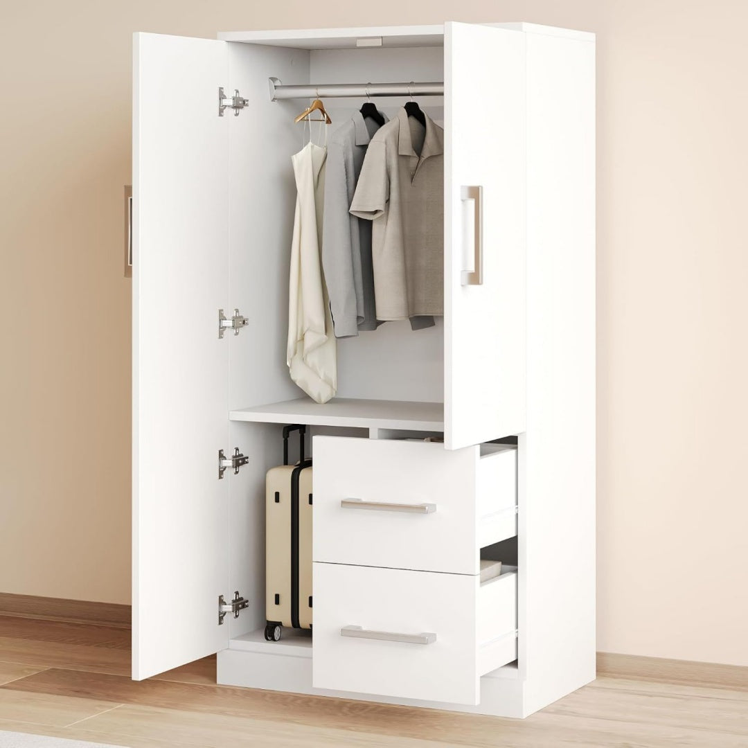 Der Kleiderschrank nimmt mit 70 x 40 x 135 cm Gestalt an