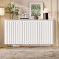 Das Sideboard zeigt 3 Tueren in Weiss