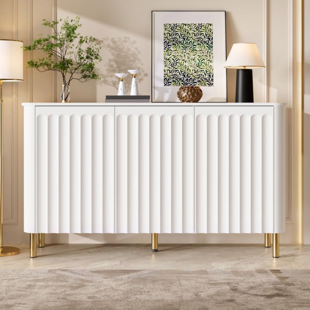 Das Sideboard zeigt 3 Tueren in Weiss