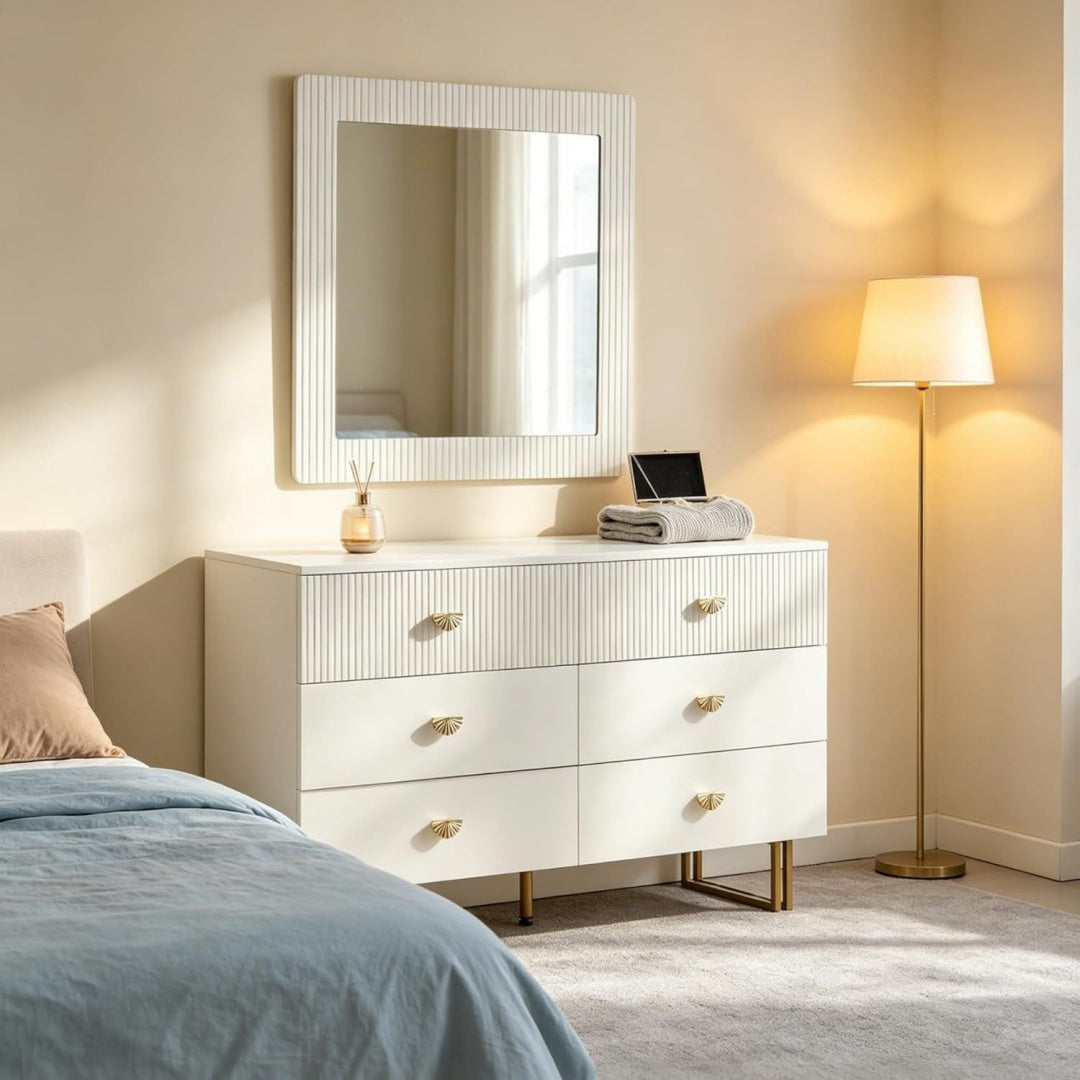 Das Sideboard vereint 6 Schubladen mit einem Spiegel