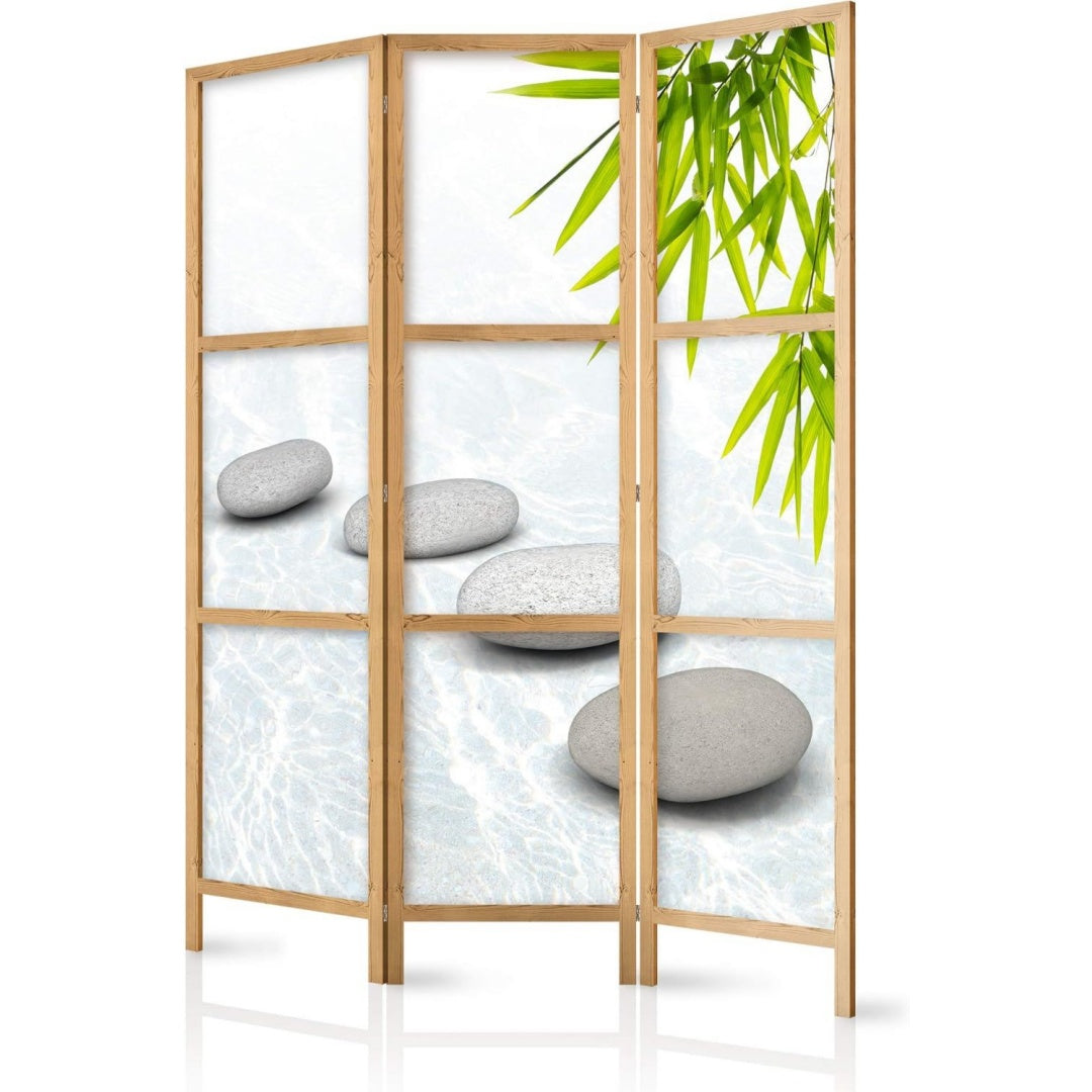 Der Raumteiler nimmt mit 135 x 171 cm Gestalt an
