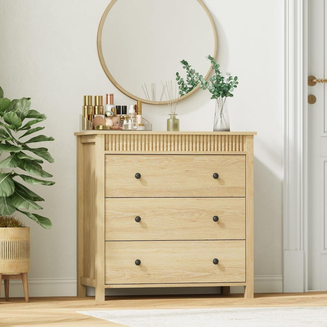 Sideboard verbindet strukturierte Fronten und Holzoptik