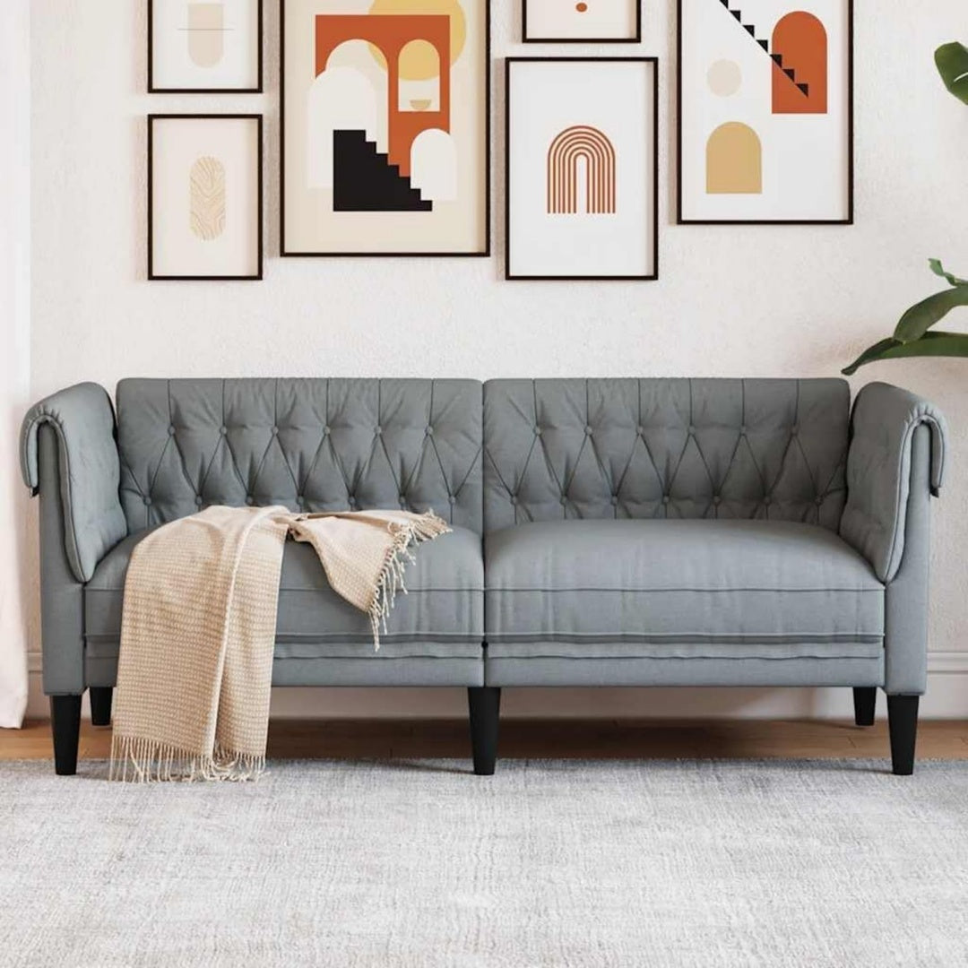 Knopfheftung an dem Sofa