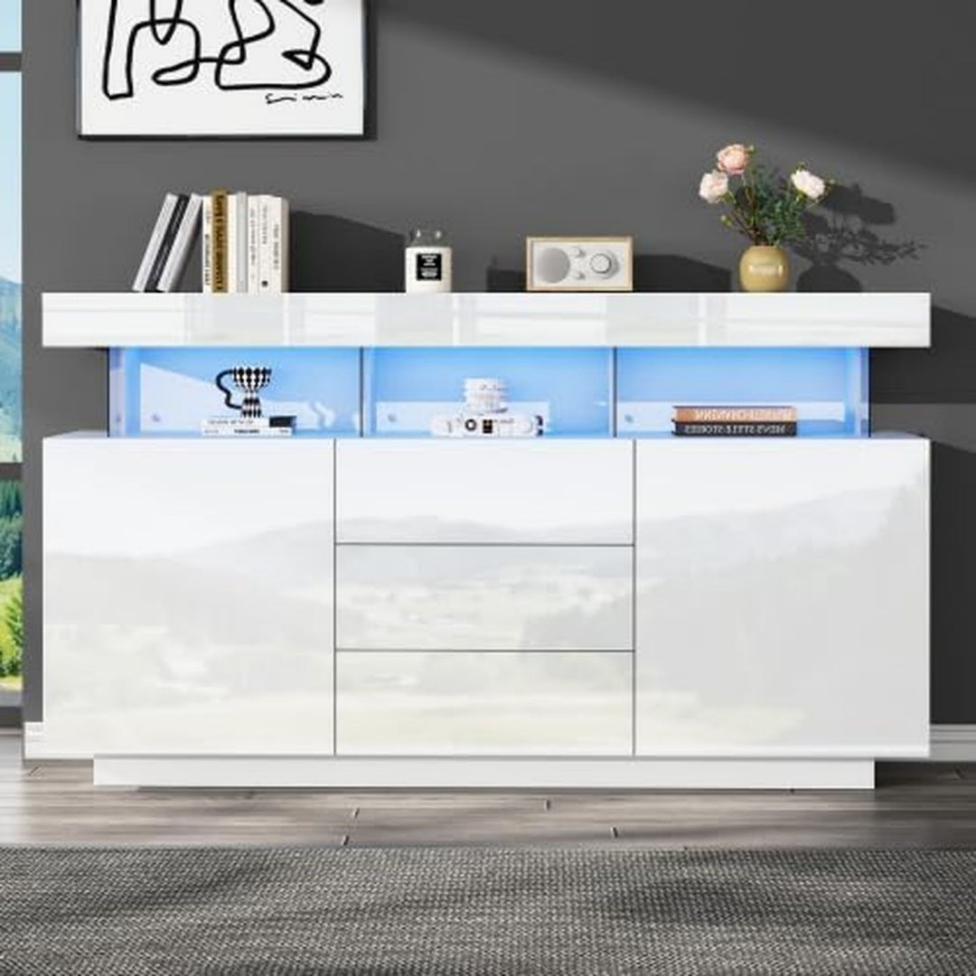 Das Sideboard vereint LED Beleuchtung mit glaenzenden Oberflaechen