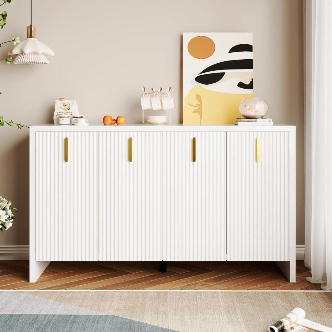 Sideboard verbindet goldfarbene Griffe und geschlossenen Stauraum