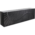 Eine Wandmontage und Reliefstrukturen bestimmen das Sideboard