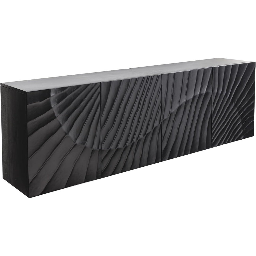 Eine Wandmontage und Reliefstrukturen bestimmen das Sideboard
